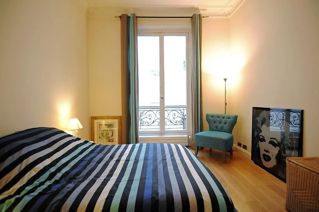 Champs Elysees Homestay - Air Conditioning Paris France