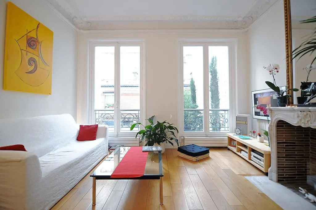 Champs Elysees Homestay - Air Conditioning パリ ベッド・アンド・ブレックファスト