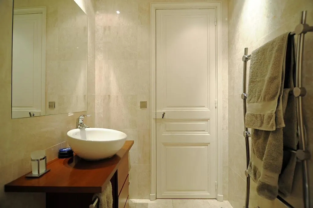 Champs Elysees Homestay - Air Conditioning Paris Couette-café