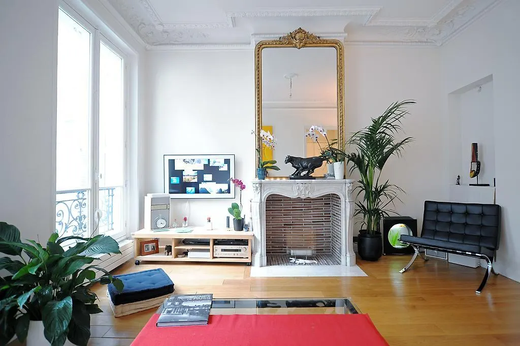 *** Couette-café Champs Elysees Homestay - Air Conditioning Paris France